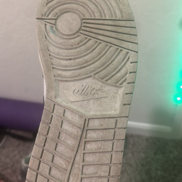 10.5 air Jordan’s no box needs a little cleaning but there in good shape - Picture 9 of 11